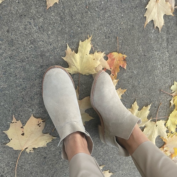 Suede Clark’s boots - Picture 2 of 7